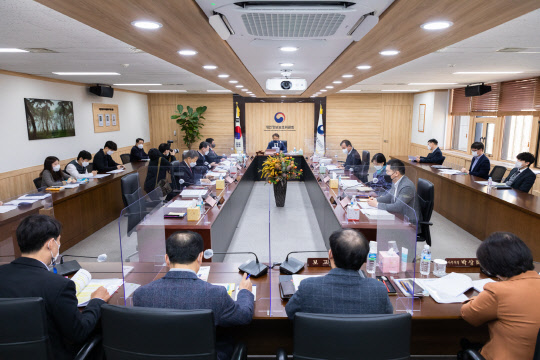 24일 오전 서울 종로구 정부서울청사에서 윤종인 개인정보보호위원회 위원장 주재로 제19회 개인정보보호위원회 전체 회의가 열리고 있다. 개인정보보호위원회 제공
